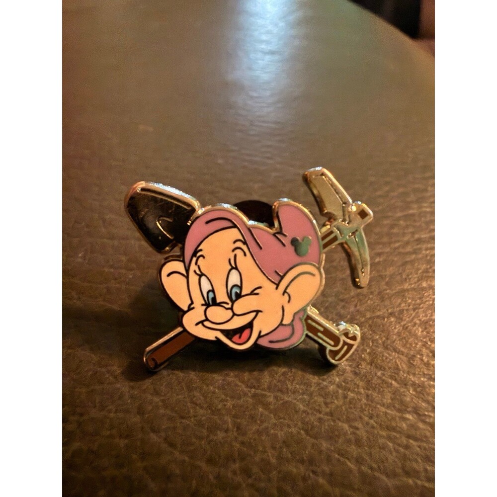 2014 Walt Disney World Hidden Mickey Series – The Seven Dwarfs (Dopey) Pin